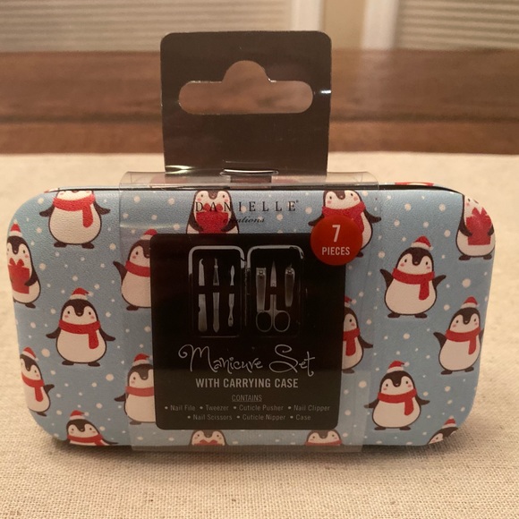 Christmas Penquins Manicure Set by Danielle Creations, 7 Pieces, Carrying Case - Picture 11 of 12